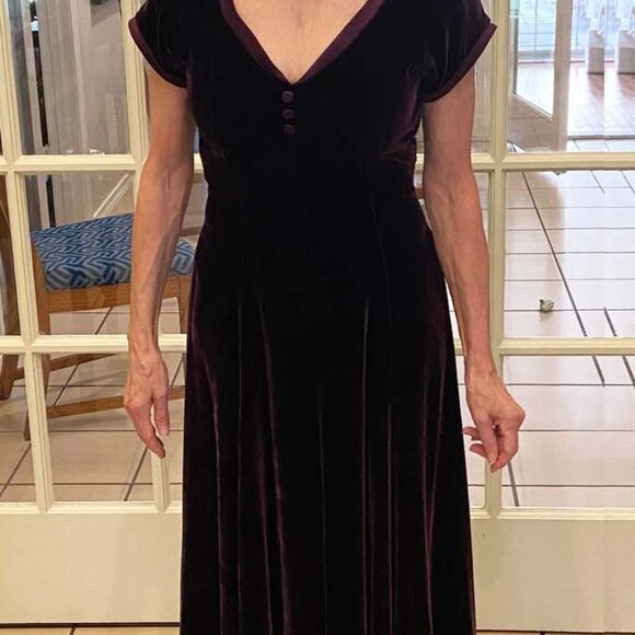 The J. Peterman Company: Vintage, deep plum (purplish) velvet dress, Size 6 - Picture 9 of 12